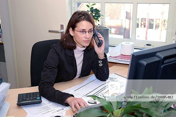 Attraktivität Frau arbeiten Büro jung