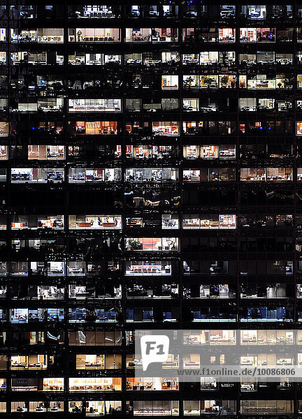 Fenster Nacht Gebäude Hochhaus voll