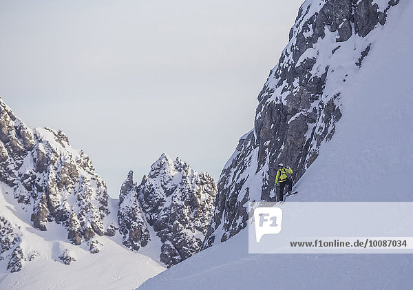 stehend Europäer Berg Schnee Klettern Hang