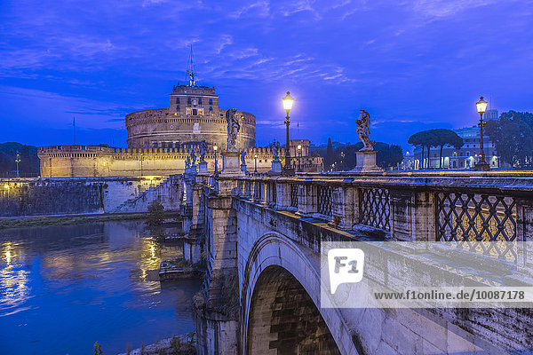 beleuchtet Rom Hauptstadt Nacht Brücke verziert Italien