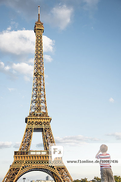 Europäer Junge - Person Bewunderung Himmel unterhalb blau Eiffelturm