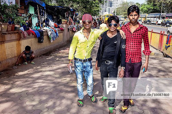 Mann, Freundschaft, Mode, gehen, Sonnenbrille, Bombay, Indien