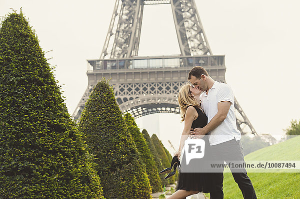 nahe Europäer küssen Eiffelturm