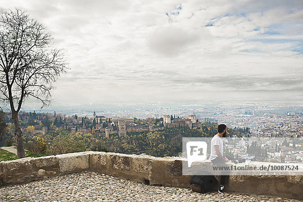 Stadtansicht Stadtansichten Landschaftlich schön landschaftlich reizvoll Mann Bewunderung Ansicht Granada Spanien