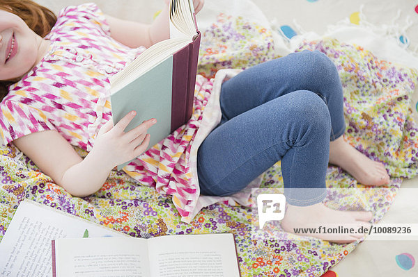 Europäer Buch Bett Mädchen Taschenbuch vorlesen