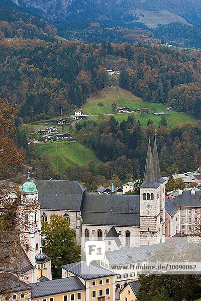 Stadt Kirche Ansicht Erhöhte Ansicht Aufsicht heben Bayern Berchtesgaden Deutschland