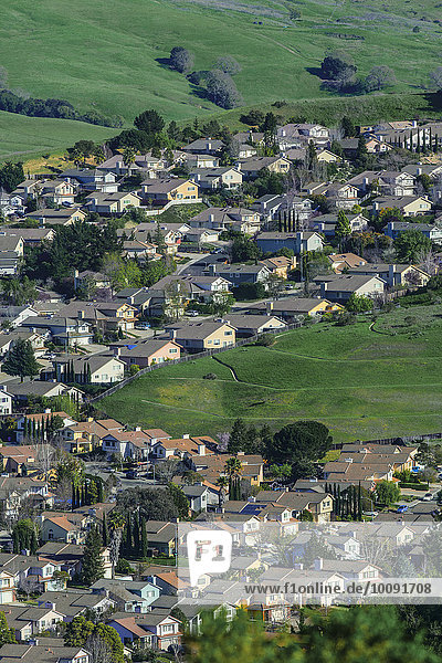 Luftaufnahme der Vorstadt Nachbarschaft in rollenden Landschaft