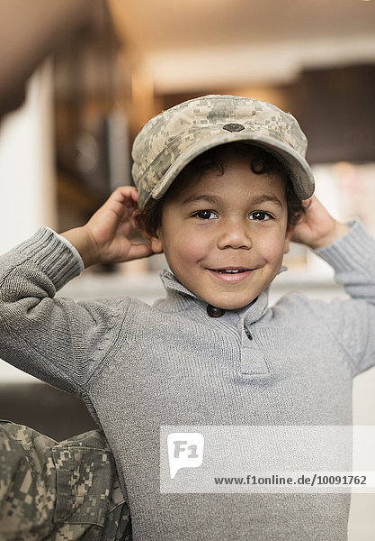 Junge - Person Mütze Soldat mischen Kleidung Mixed