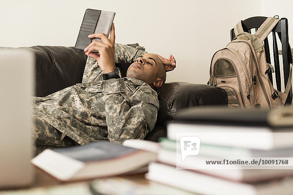 nahe benutzen Couch Buch Soldat mischen Tablet PC Mixed