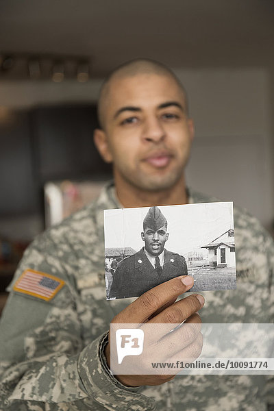 Fotografie Menschlicher Vater halten Soldat mischen Mixed