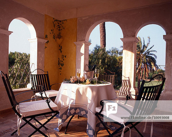 Tisch und Stühle auf südlicher Terrasse