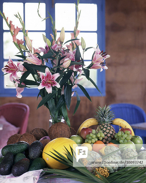 Tropische Früchte und Blumenstrauß