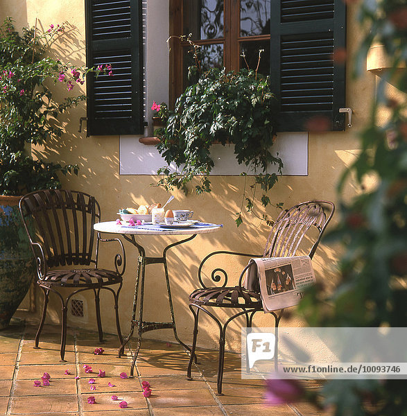 Frühstück auf mediterraner Terrasse