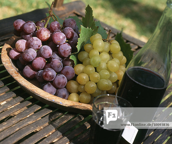 Schale mit Weintrauben und Rotwein