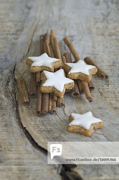 Star-shaped cinnamon biscuits and cinnamon sticks