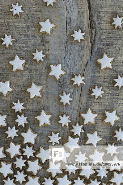 Star-shaped cinnamon biscuits