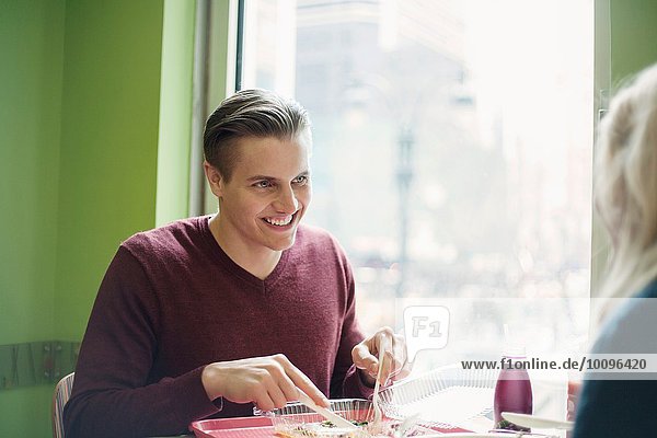 Junges Pärchen beim Mittagessen im Café