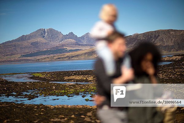 Familie am Loch Eishort Isle of Skye Hebriden Schottland