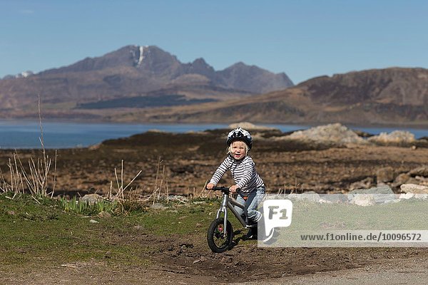 Fahrrad fahrender Junge  Lake Eishort  Isle of Skye  Hebriden  Schottland