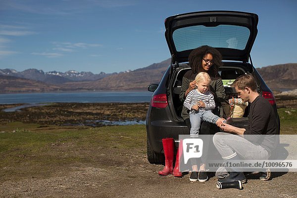 Eltern helfen beim Schuhwechsel  Loch Eishort  Isle of Skye  Hebrides  Schottland