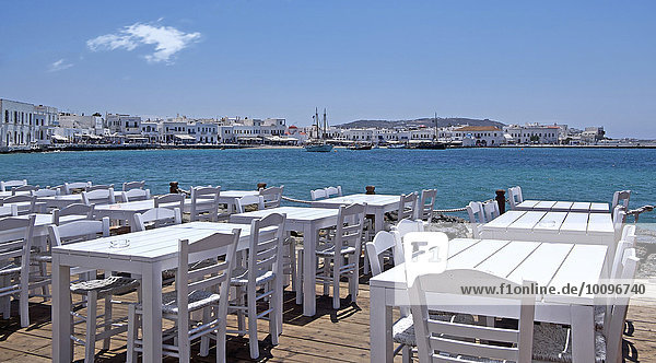 Tische und Stühle am Hafen von Mykonos-Stadt oder Chora  Mykonos  Kykladen  Griechenland  Europa