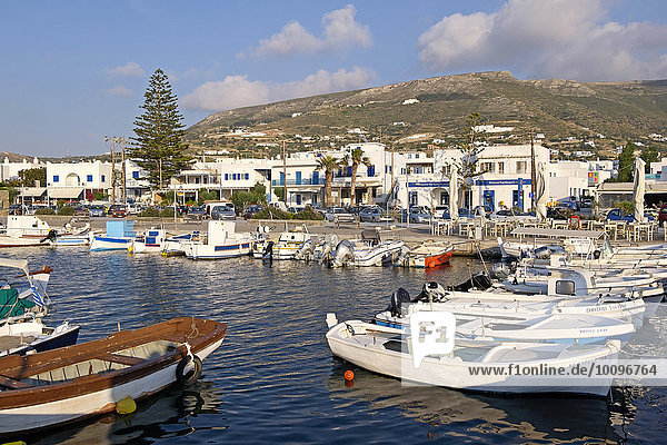 Boote im Hafen von Parikia  Paros  Kykladen  Griechenland  Europa