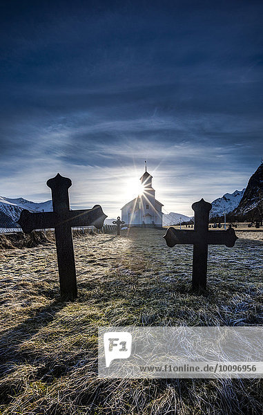 Friedhof mit Gräbern und Kirche von Gimsøy  Gimsoykirke  Gimsoy  Lofoten  Norwegen  Europa
