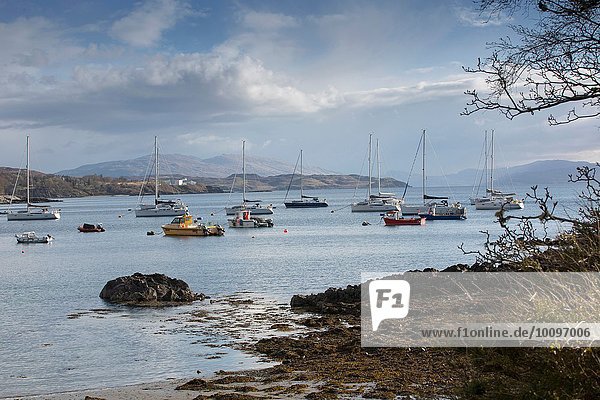 Boote im Hafen Armadale Isle of Skye Hebrides Schottland