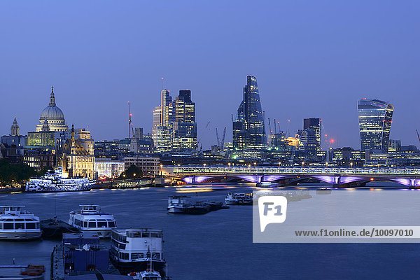 Innenstadt mit St. Paul's Cathedral und modernen Hochhäusern  Themse  London  England  Großbritannien  Europa