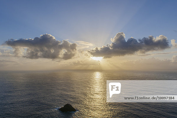 Abendliche Sonne hinter Wolken über dem Meer  Hermaness  Unst  Shetland-Inseln  Schottland  Großbritannien  Europa
