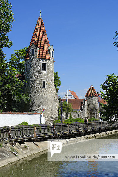 Stadtmauer mit Stadttürmen über der Abens  Abensberg  Niederbayern  Bayern  Deutschland  Europa