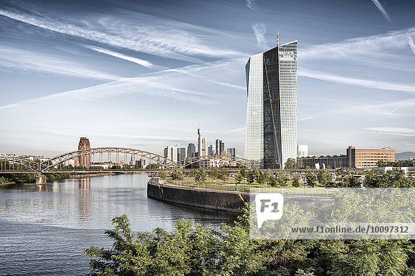 Neue Europäische Zentralbank am Main mit Skyline  im Morgenlicht  Frankfurt am Main  Hessen  Deutschland  Europa