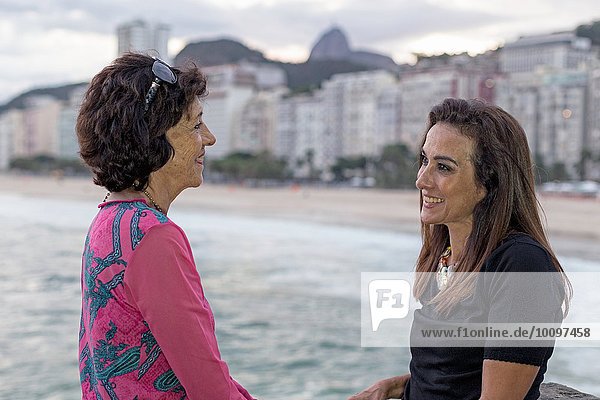 Porträt einer reifen Frau und Mutter von Angesicht zu Angesicht am Strand  Copacabana  Rio de Janeiro  Brasilien