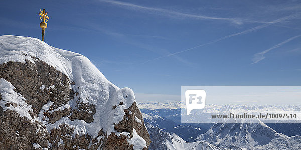 Gipfelkreuz auf der Zugspitze  Oberbayern  Bayern  Deutschland  Europa