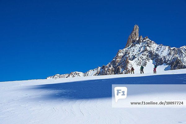 Fernsicht von drei Skifahrern  die das Mont-Blanc-Massiv erklimmen  Grajische Alpen  Frankreich