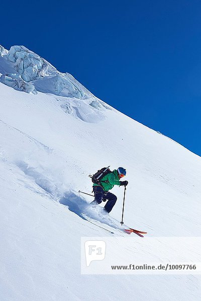 Erwachsener Skifahrer  der das Mont-Blanc-Massiv hinunterfährt  Graian Alps  Frankreich