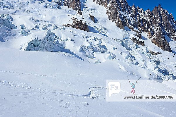 Reife Skifahrerin beim Feiern auf dem Mont-Blanc-Massiv  Graian Alps  Frankreich