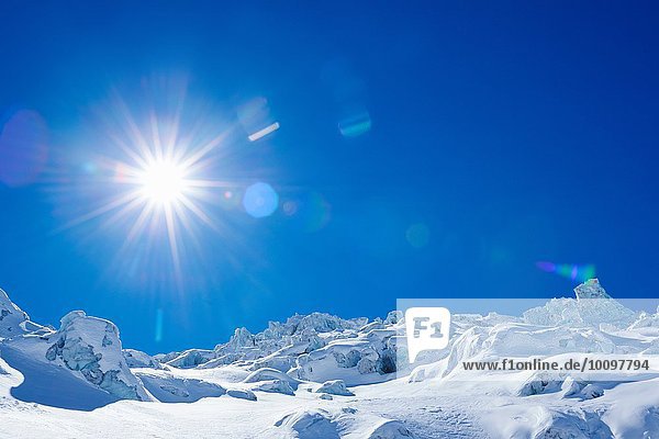 Bizarre schneebedeckte Landschaft und blauer Himmel  Mont-Blanc-Massiv  Grajische Alpen  Frankreich