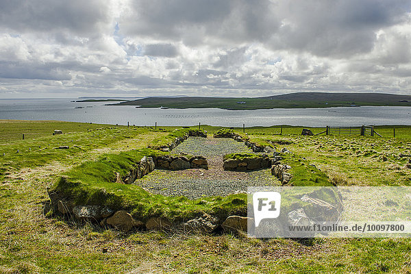 Ruine eines Wikinger-Langhauses  Ausgrabung  Baltasound  Unst  Shetland-Inseln  Schottland  Großbritannien  Europa