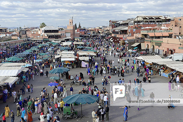 Djemaa el Fna  Platz der Gehenkten  Gauklerplatz  UNESCO Weltkulturerbe  Marrakesch  Marokko  Afrika