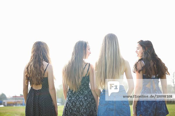 Rückansicht von vier Teenager-Mädchen im Park