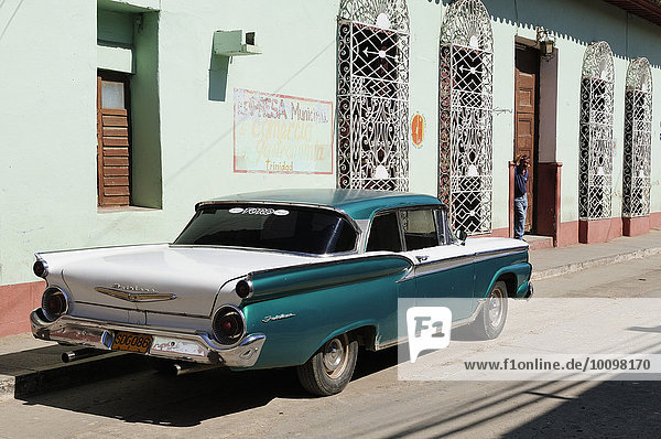 Amerikanischer Oldtimer an der Straße  Trinidad  Provinz Sancti Spiritus  Kuba  Nordamerika