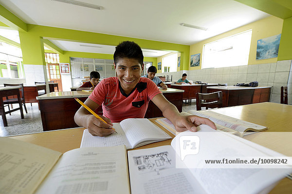 Schüler  Jugendlicher  15 Jahre  in einem Klassenzimmer  Brena  Lima  Peru  Südamerika