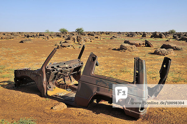Wrack eines Geländewagens in der Wüste  Strecke Atar nach Tidjikja  Region Adrar  Mauretanien  Afrika