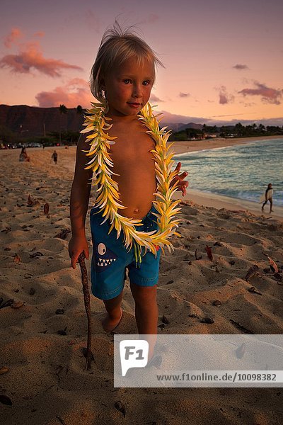 Kleiner Junge,  mit hawaiianischer Girlande,  Spaziergang am Strand,  Makaha,  Oahu Island,  Hawaii