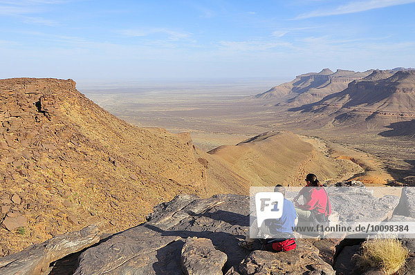 Tourists admiring mountain scenery at Amogjar pass  Atar  Adrar Region  Mauritania  Africa