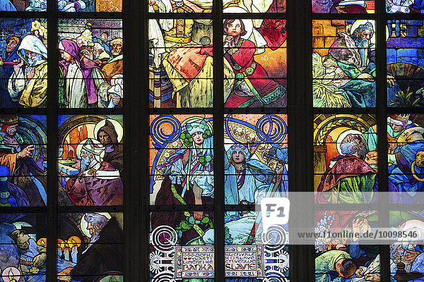 Glasfenster  Kirchenfenster  Veitsdom  Prager Burg  Prag  Tschechien  Europa