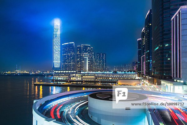 Geschäftsviertel Kowloon: Skyline mit ICC-Gebäude und Kreuzfahrtterminal bei Nacht  Hongkong  China