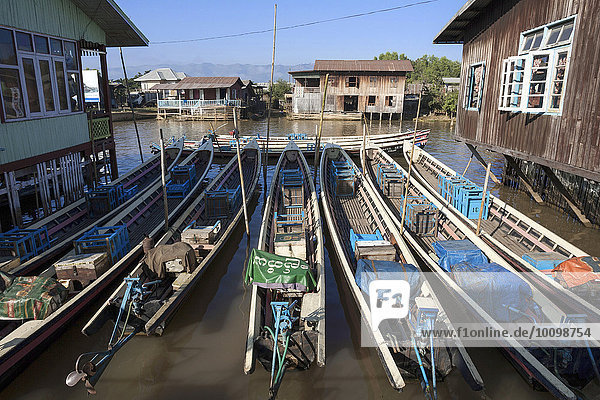 Longtail-Boote zwischen Hütten  Nyaungshwe  Inle-See  Shan-Staat  Myanmar  Asien