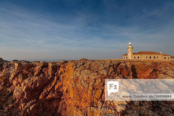 Blick auf den Leuchtturm Punta Nati auf einer sonnigen Klippe  Menorca  Spanien